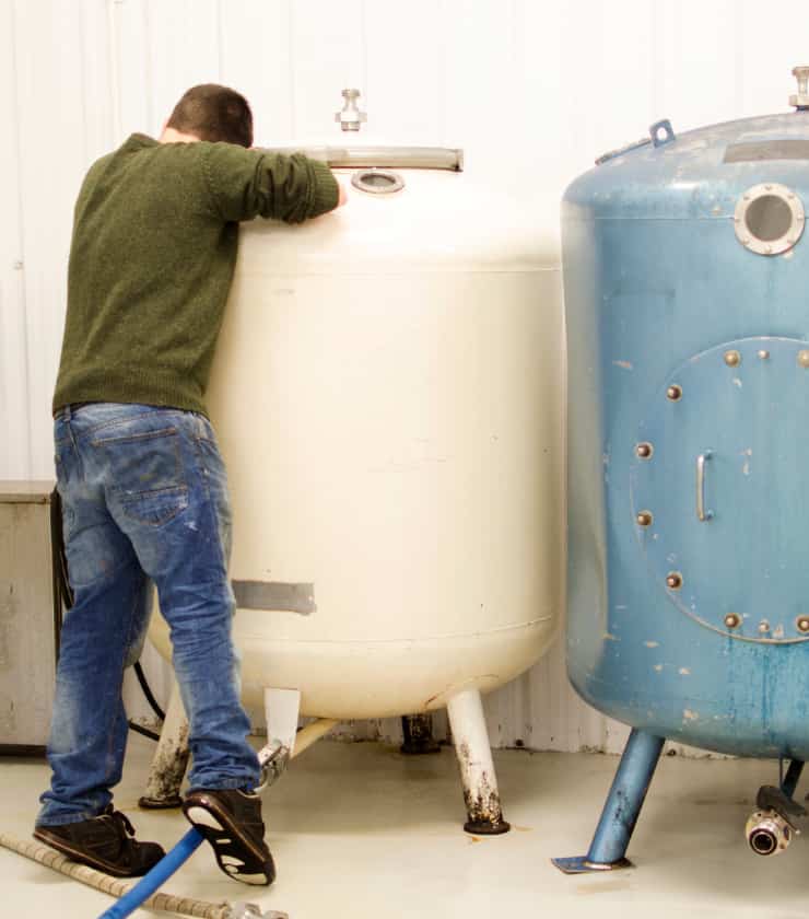hombre-trasegando-vino-bodega