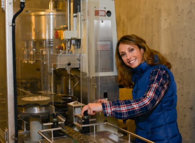 alegre-joven-enologa-ajustando-la-maquina