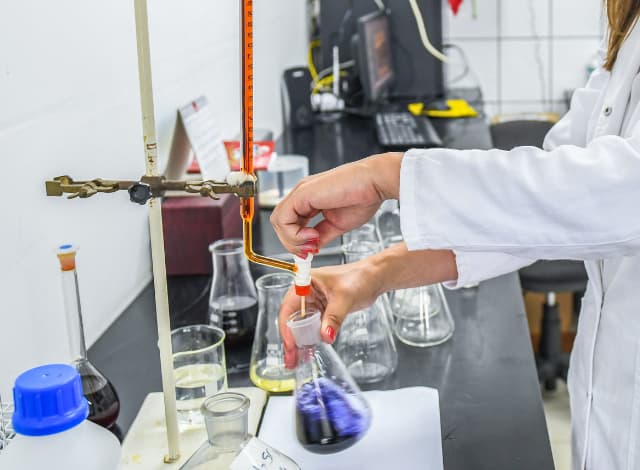 testeando-vino-en-un-laboratorio