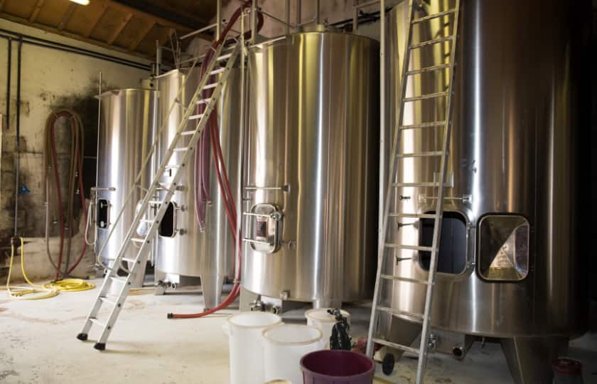 cubas-acero-inoxidable-en-una-bodega