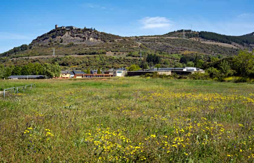 vista-de-montaña-donde-se-situa-santuario-de-la-virgen-de-la-peña-pueblo-congosto
