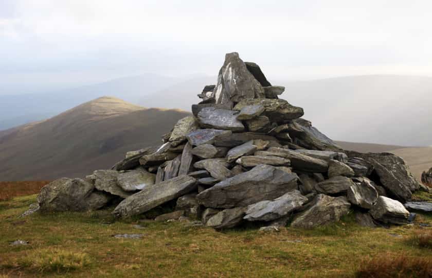 monticulo-piedras-pizarra-aliadas-en-las-caracteristicas-del-vino-bierzo