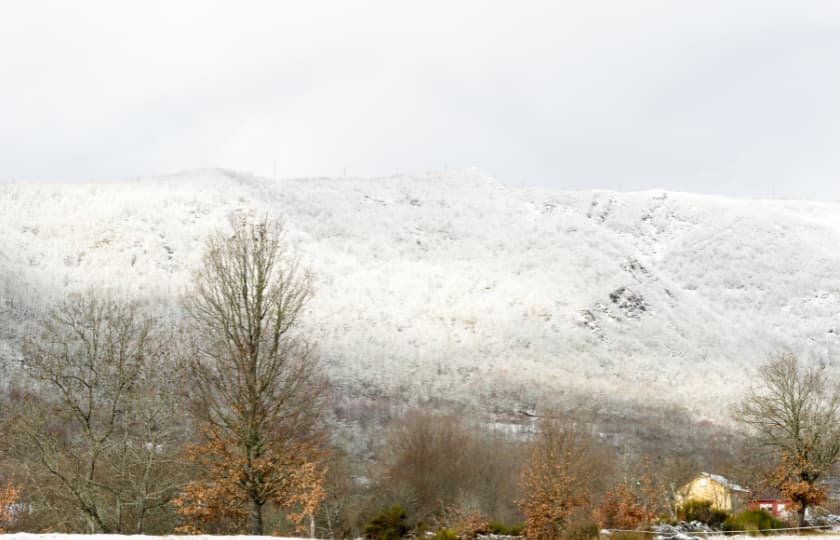 vista-parcial-valle-de-laciana-con-montañas-nevadas