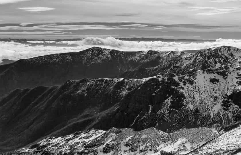 fotografia-blanco-negro-de-montañas-en-el-valle-burbia