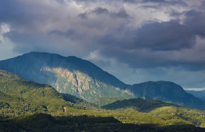 vista-paraje-montañoso-nubes