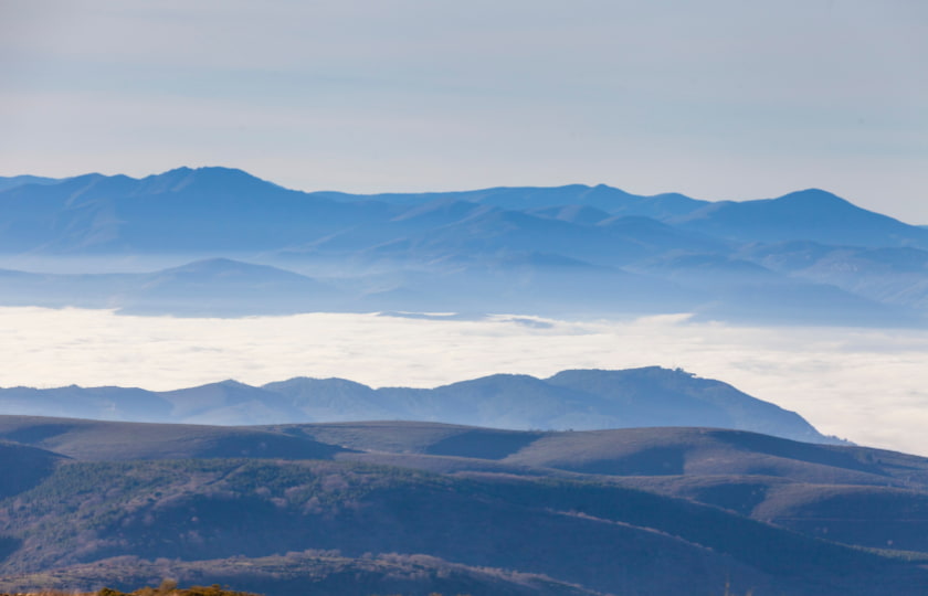 vistas-montañas-con-nieblas-en-bierzo