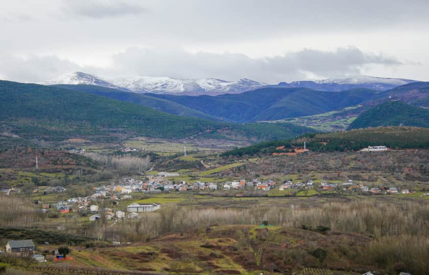 pueblo-berciano-con-montañas-nevadas-al-fondo
