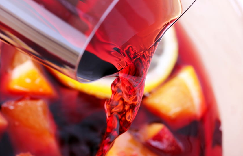 primer-plano-copa-vertiendo-vino-del-bierzo