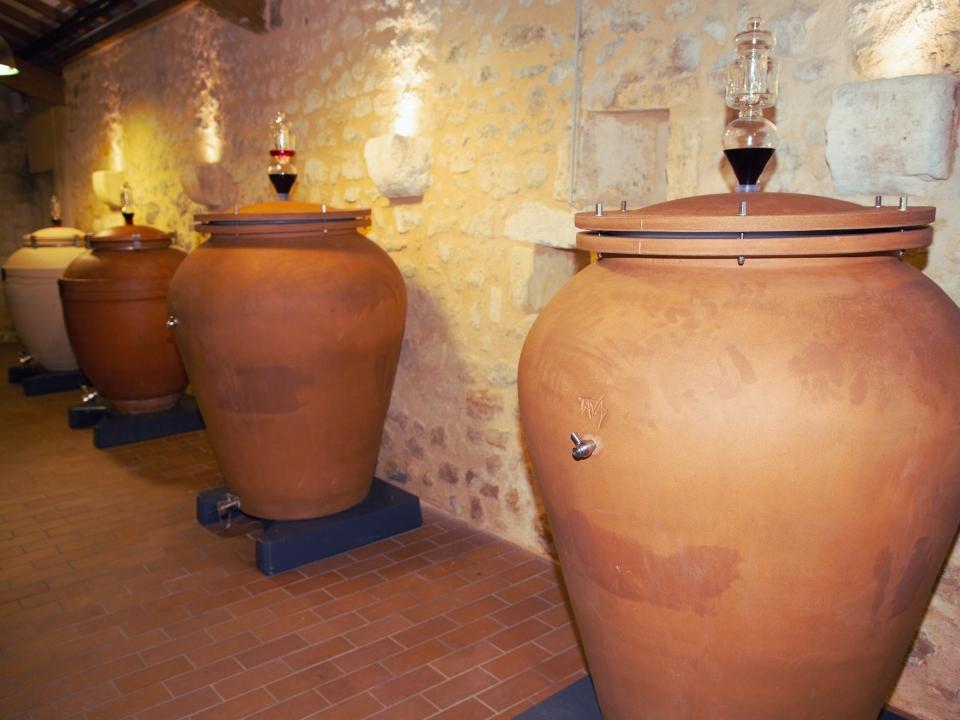 En la imagen cuatro ánforas de barro para el vino